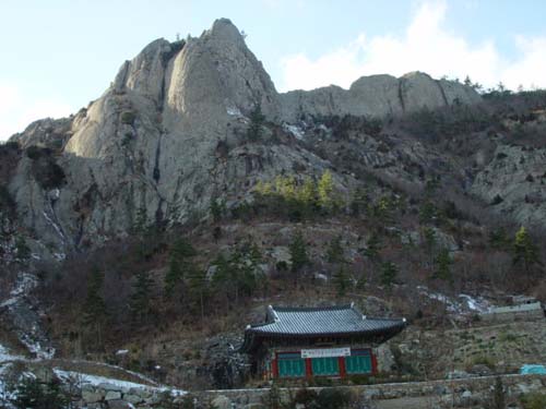 동석산과 천종사 대웅전 